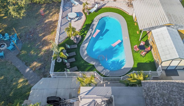 Large 8-Bedroom Home with Heated Pool, Multiple En-suites, Near Honeymoon Island