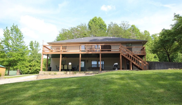 Large 8 Bedroom Home Overlooking Play Area, And Pool. Great For Family Reunions.