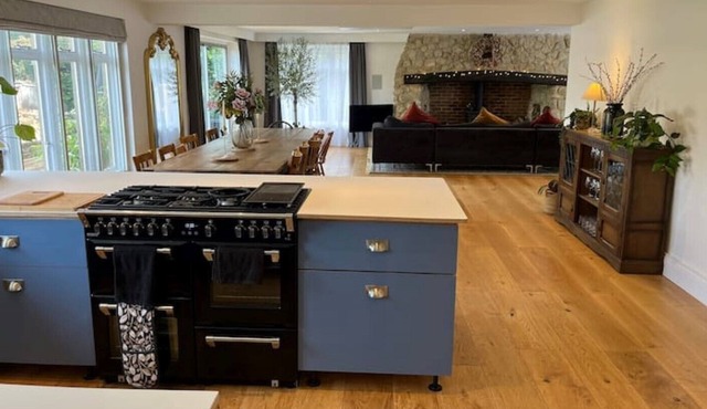 Large 8 bedroom house with entertainment room