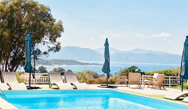 Large 8 bedroom house, beach on foot, sea view, swimming pool