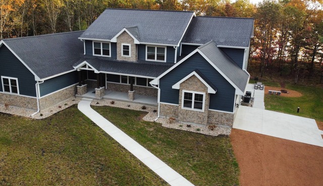 Large 8 bedroom multi-family retreat on Castle Rock Lake near WI Dells