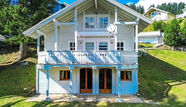 Large 8-person Chalet with Mountain Views