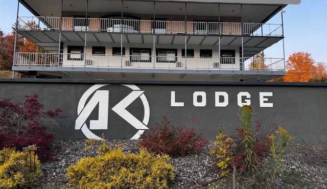 Large 9 Bed 11 Bath Private Lodge, 1.5 Miles To Hunter Mountain W Bar & Games