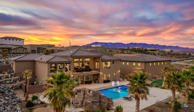 Large 9 Bedroom Home w/Private Pool, Indoor Sports Court & Arcade Room
