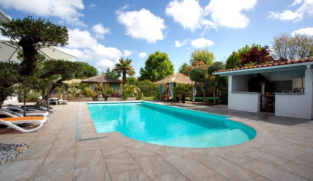 Large air-conditioned house (10 people) in large enclosed wooded grounds, heated swimming pool