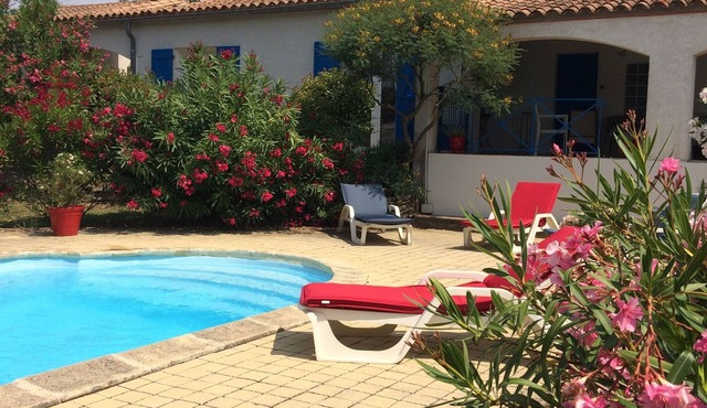 Large air-conditioned villa in mature garden, swimming pool