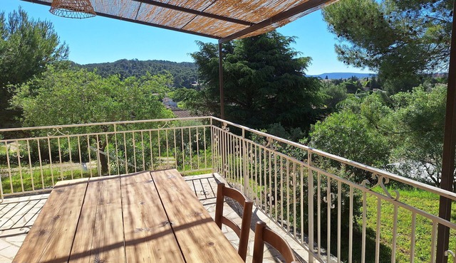 Large air-conditioned villa on the outskirts of Beaucaire.