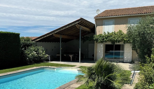 LARGE AIR-CONDITIONED SINGLE-STOREY LOFT, GARDEN, PRIVATE SWIMMING POOL, QUIET LOCATION IN LUBERON