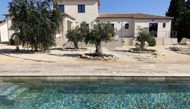 Large air-conditioned villa with heated pool and enclosed garden 5min from Arles