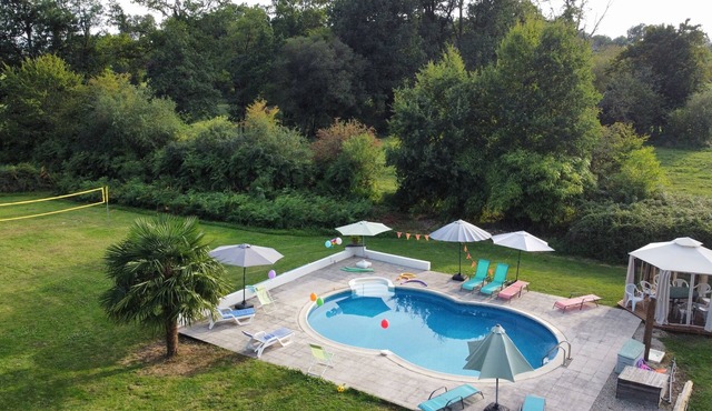 Large and spacious with all modern appliances and a 9.2x5.6x1.2 m pool
