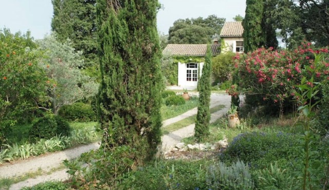 Large and beautiful air-conditioned family home Avignon short stay possible