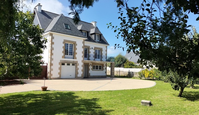 Large and beautiful house close to beaches and shops