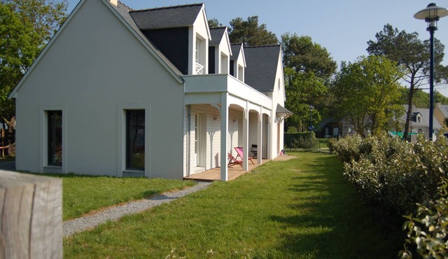 Large and bright modern house 200 m from the beach