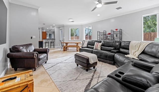 Large and modern house in Fort Lauderdale with hot tub!
