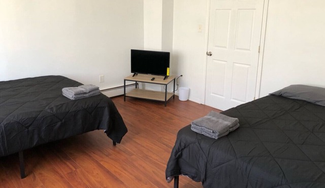 Large and private apartment in convenient area sleeps up to 10 people comfortably