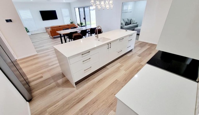 Large and Private Executive Home - Secure parking for boats