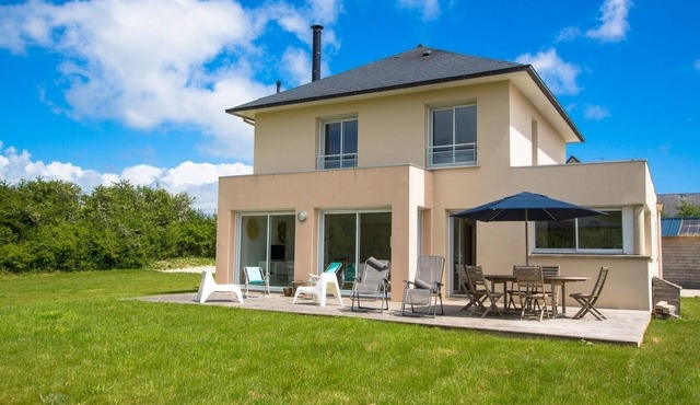 Large and quiet house, 700 m from Morgat beach,