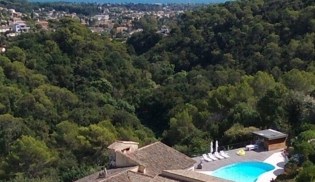 Large and quiet villa nestled in nature, with gorgeous sea views