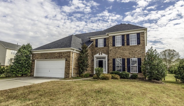 Large and Spacious Home with large backyard!*New* Near Nascar, TopGolf, Shopping
