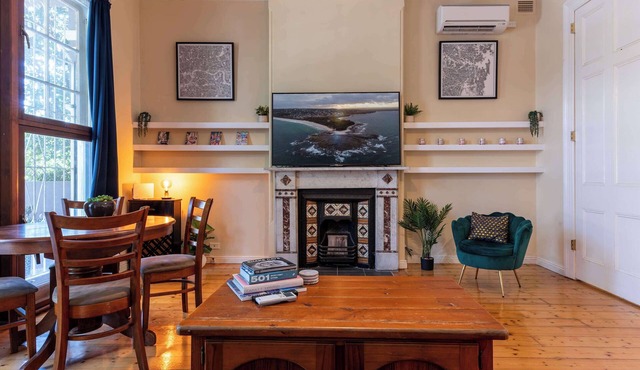 Large and Stylish Petersham Apartment with Parking
