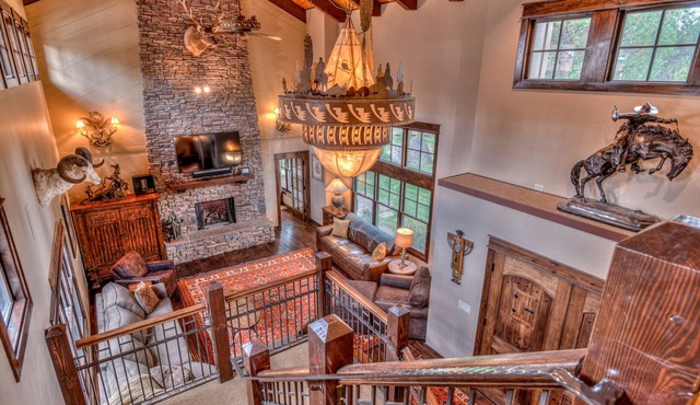 Large and Updated Lodge Home, Hot tub, Sleeps 20