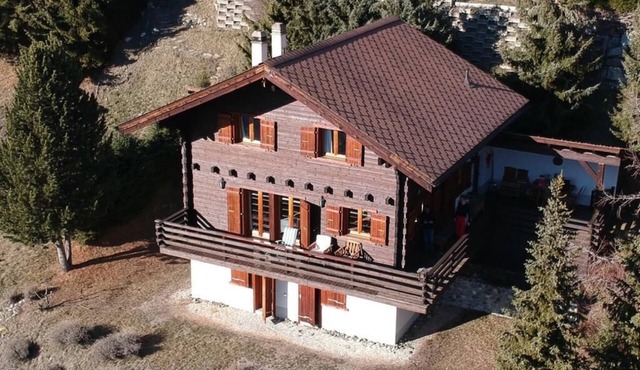 Large and very bright chalet for 10 people with large terrace, garden and a very nice view.Interior: