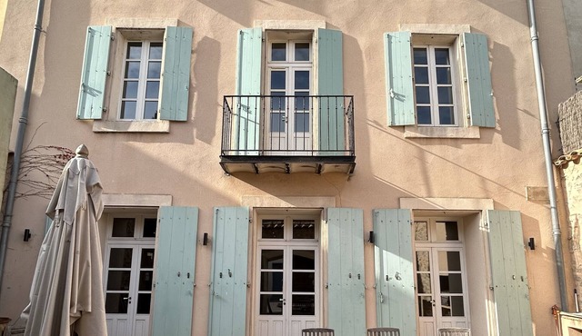 Large antique dealer's house in a village with large private courtyard