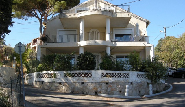 Large apartment , 1st floor, small garden, beach at 150 m. splendid view