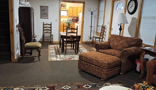 Large Apartment 3-Bedroom, Sleeps 7, 25Min to Oneonta / 50min to Cooperstown