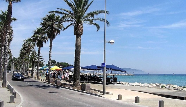 Large apartment 30 metres from the beach, air-conditioned, wifi, free private parking