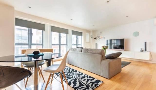 Large Apartment by Hoxton Square