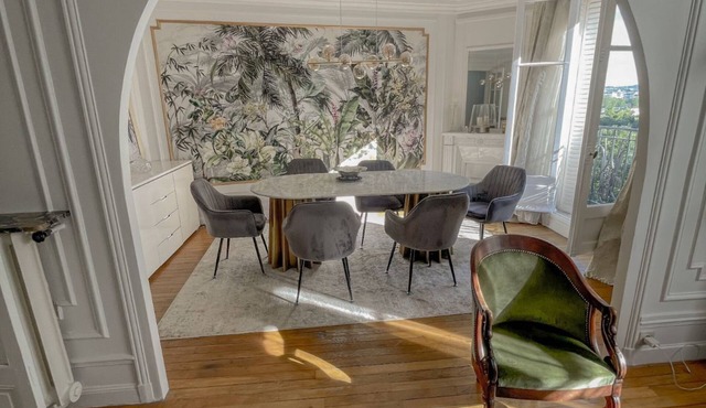 Large Apartment Effel Tower view