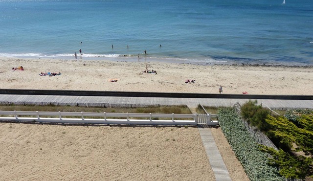 Large apartment facing south direct access to the beach Pornichet