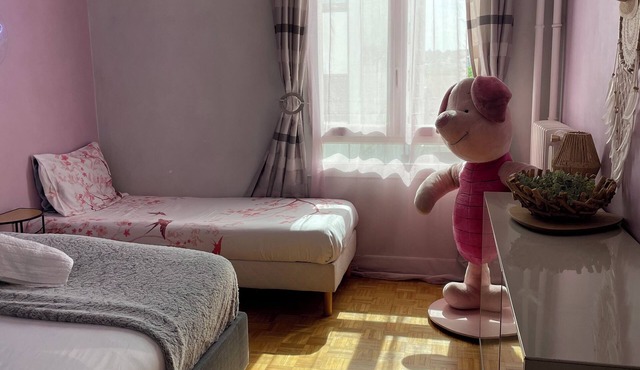 Large Apartment for 7 + Free Parking, Close to Metro