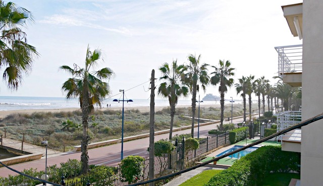 Large apartment. Front line beach, private parking, bicycles