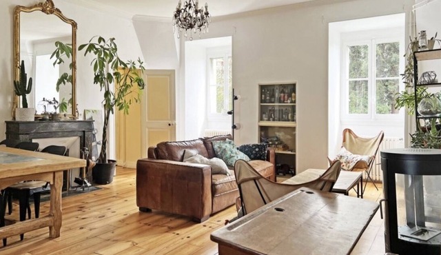 Large apartment in an 18th century English villa