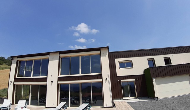 Large apartment in contemporary house with quiet panoramic view.