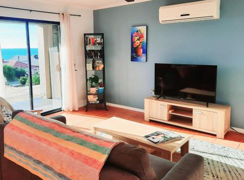 Large Apartment in Prime Location with Beautiful Ocean Views, Free Laundry Room and Car Parking