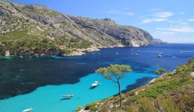 Large apartment near departure of Calanques