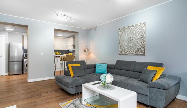 Large Apartment Near Stonehenge Amesbury Town Centre Smart TVs Netflix FREE PARKING