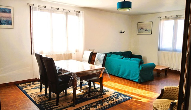 Large apartment near the center, swimming pool and leisure center