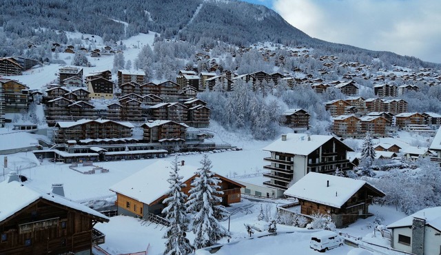 large apartment, stunning views, swimming pool, big kitchen, 412km of ski slopes