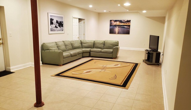 Large Apartment Unit available, great amenities