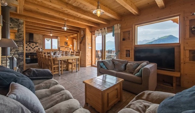 Large apartment with Jacuzzi in a chalet