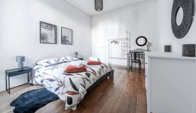 Large apartment with terrace, free parking