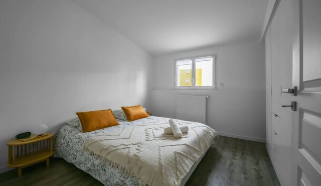 Large apartment with terrace, free parking