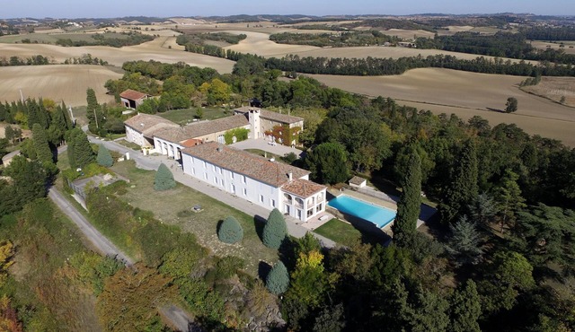 Large apartments, 4 bedrooms, 10 to 14 people, swimming pool, tennis, park .