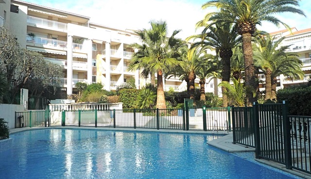 Large apt 4 persons, quiet, airy, comfortable, swimming pool, garage, near beaches