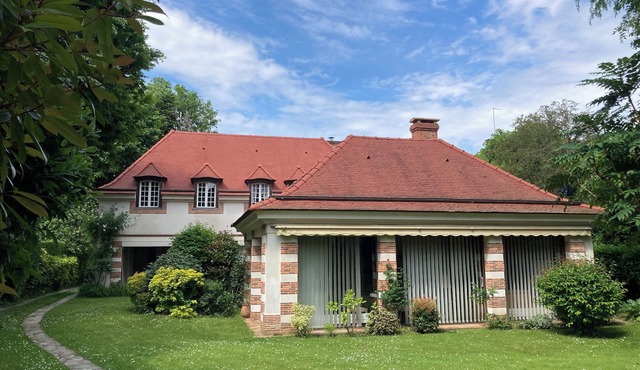 Large architect-designed house in quiet, chic neighborhood near Versailles