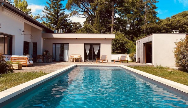 Large architect-designed villa with swimming pool between sea and vineyards